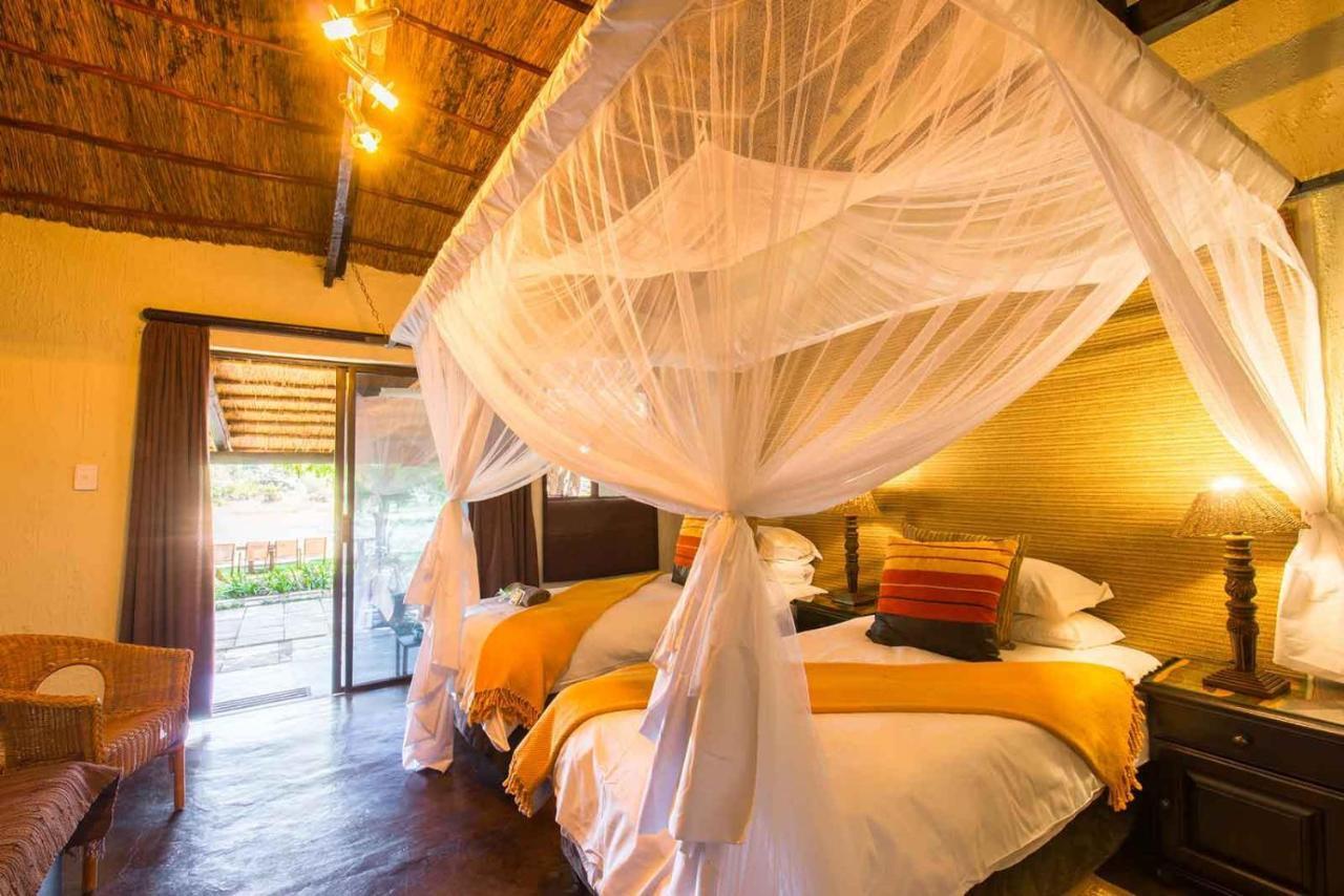 Umkumbe Safari Lodge Riverside Скукуза Экстерьер фото