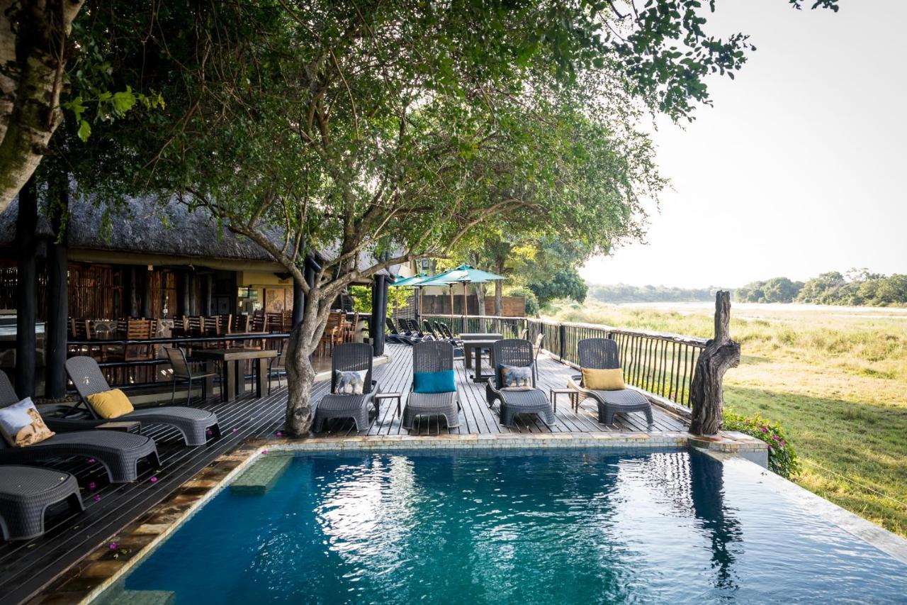Umkumbe Safari Lodge Riverside Скукуза Экстерьер фото