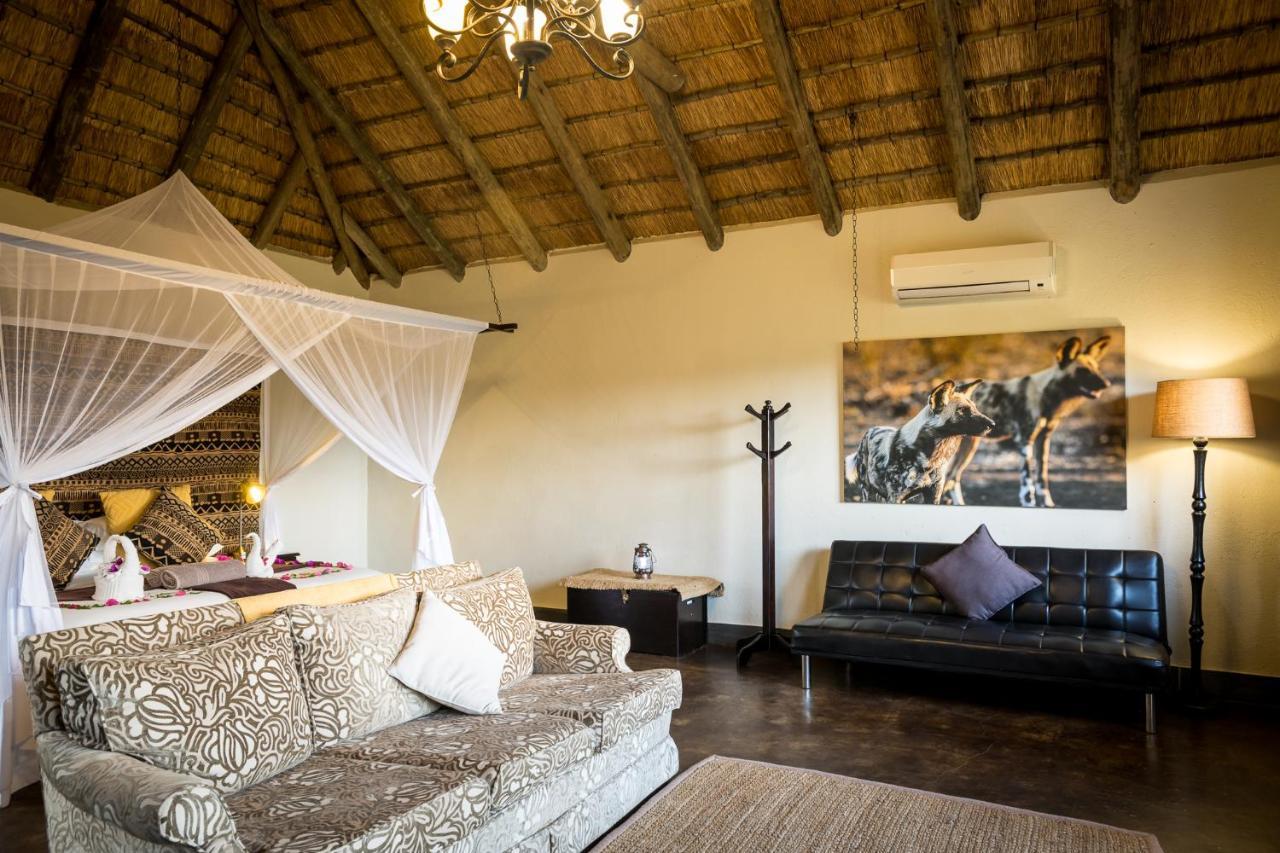 Umkumbe Safari Lodge Riverside Скукуза Экстерьер фото