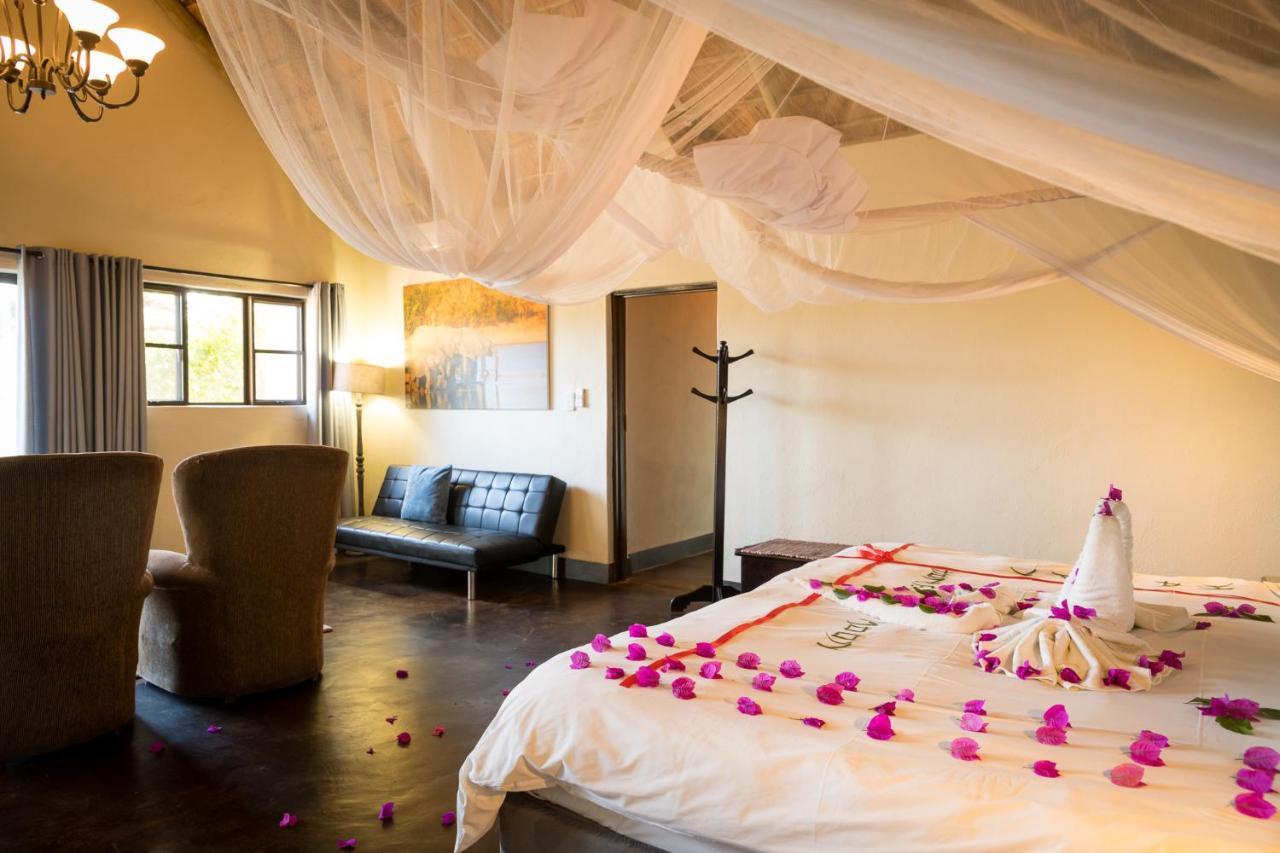 Umkumbe Safari Lodge Riverside Скукуза Экстерьер фото