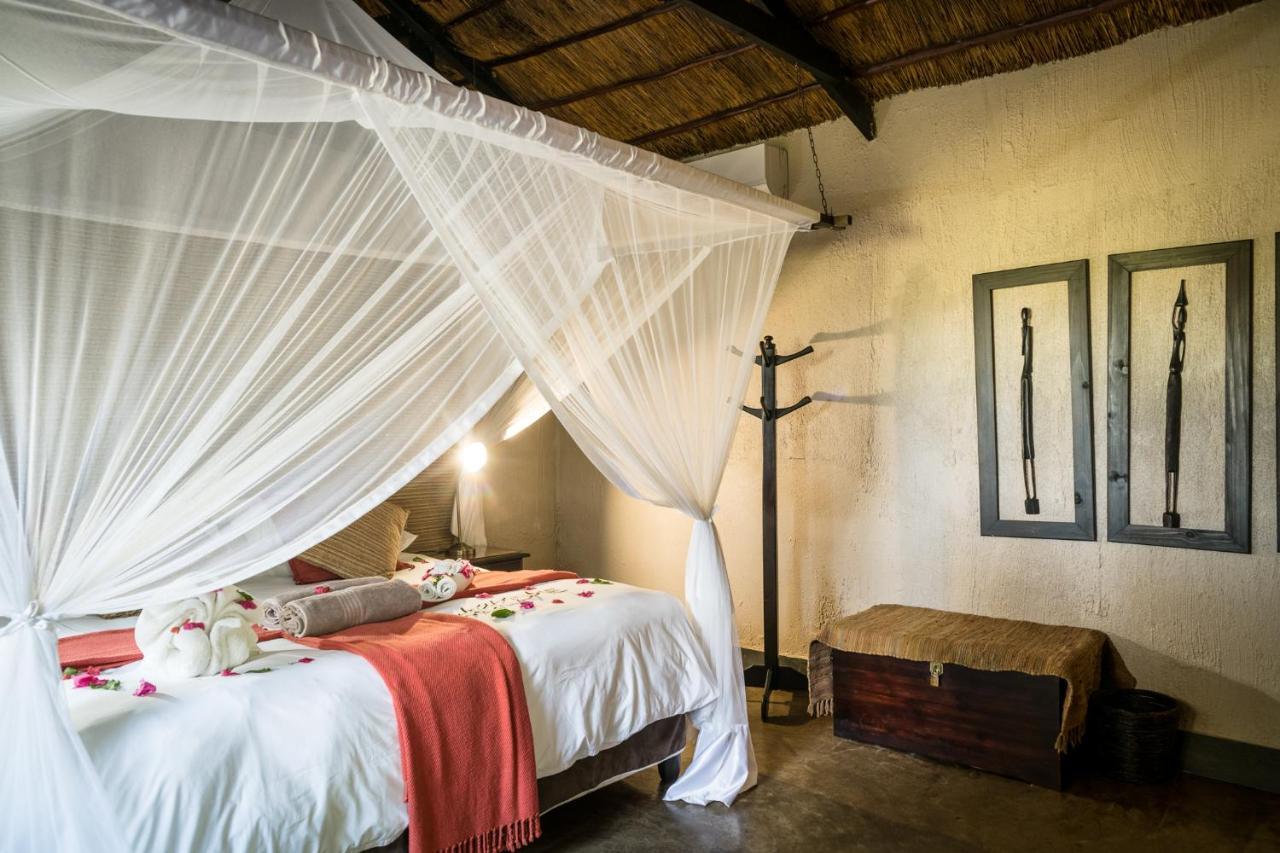 Umkumbe Safari Lodge Riverside Скукуза Экстерьер фото