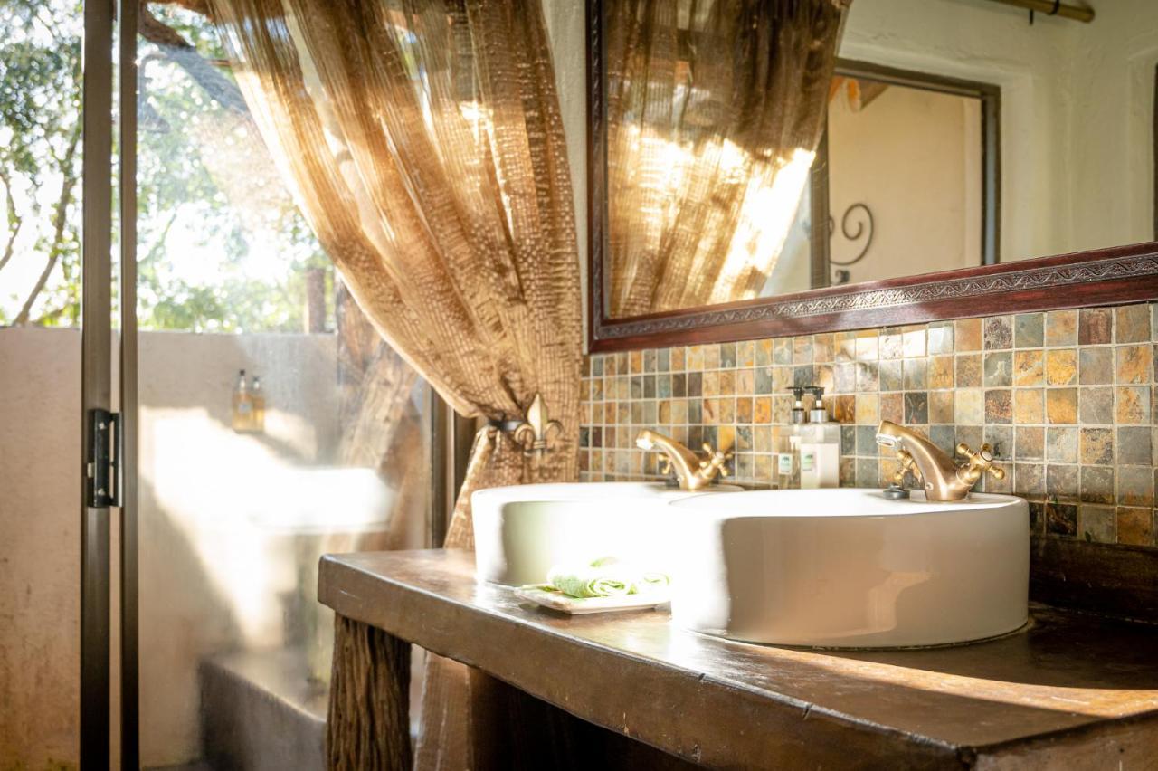 Umkumbe Safari Lodge Riverside Скукуза Экстерьер фото